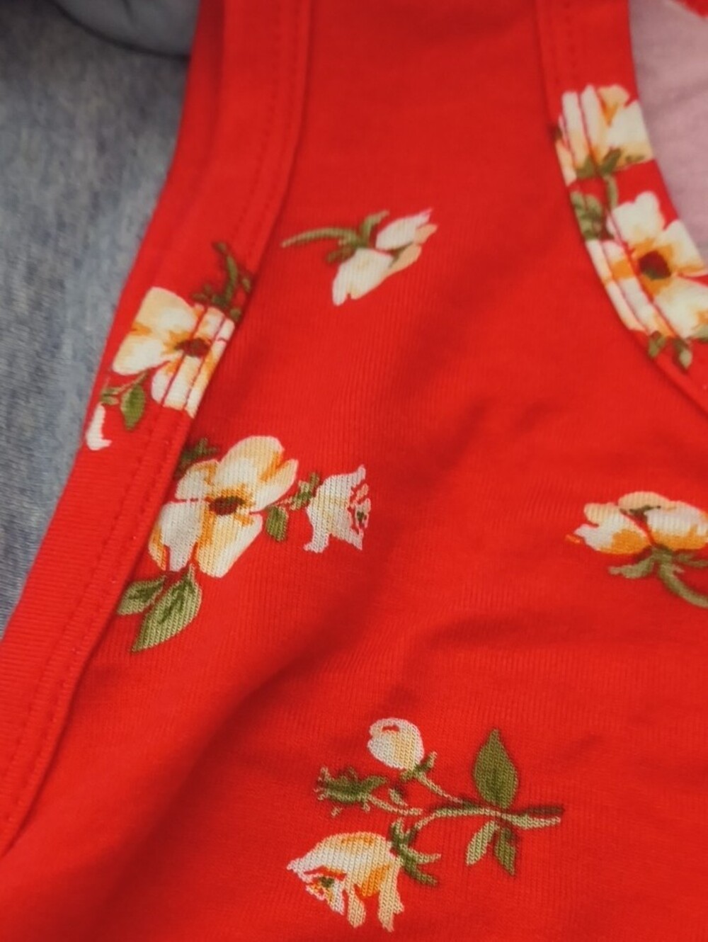 Old Navy Red Floral Scoop Neck Tank - Picture 4 of 5